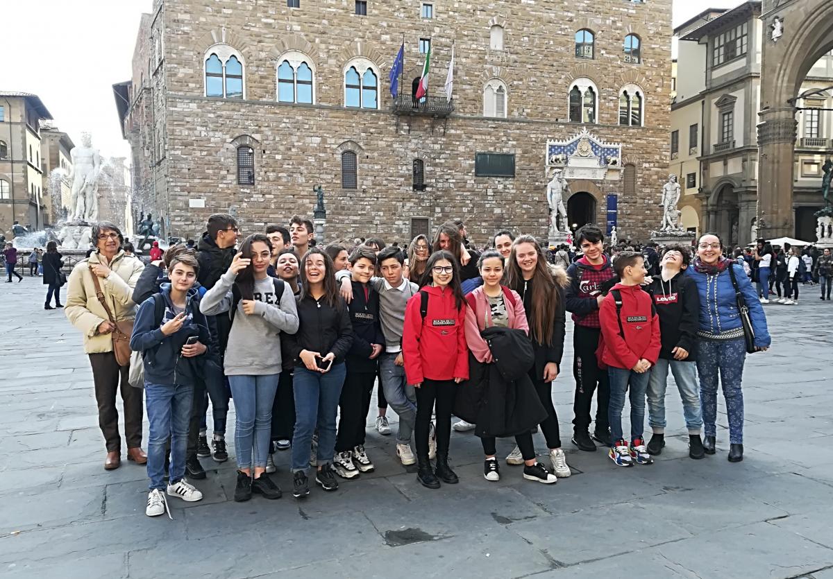 Foto di gruppo davanti a Palazzo Vecchio