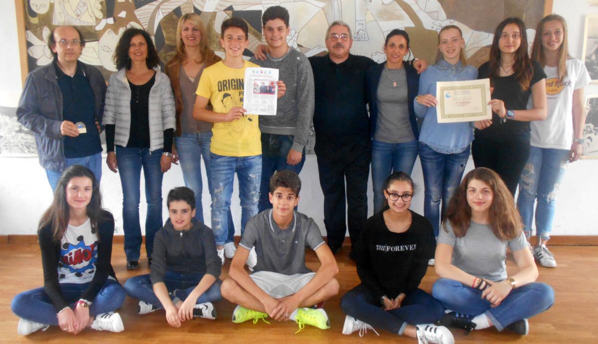Alcuni degli alunni e dei docenti che hanno prodotto il giornalino premiato