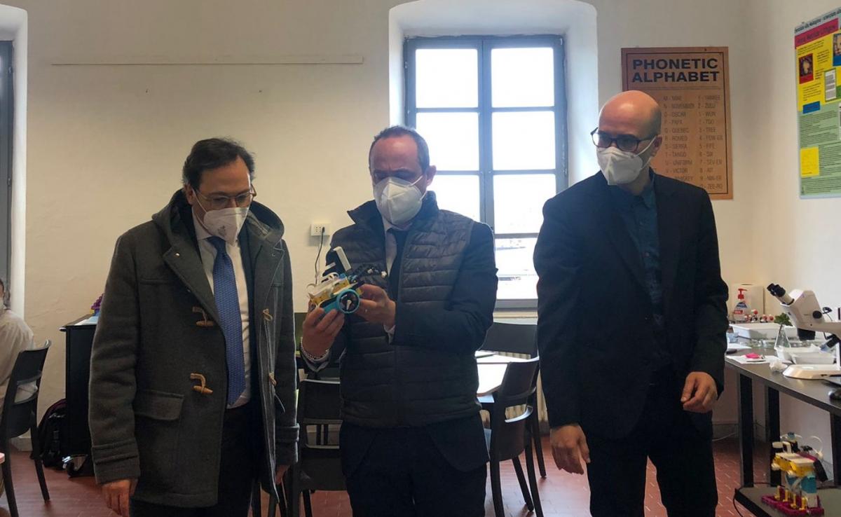 Il Sindaco di Massa Francesco Persiani con l'Assessore Marco Guidi e il professor Pierandrea Poma osservano un set Lego per l'educazione alla robotica