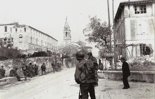 Via Prado a Massa (10 aprile 1945)