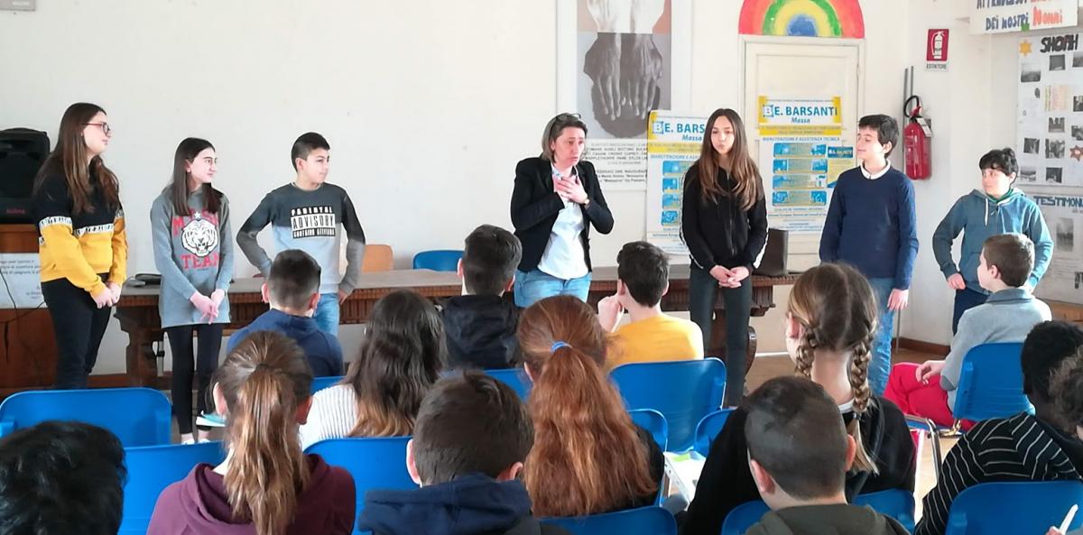 L'onorevole Nardi in mezzo agli studenti della Malaspina