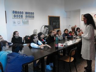 La professoressa Laura Gianfranceschi nel laboratorio di scienze della Malaspina