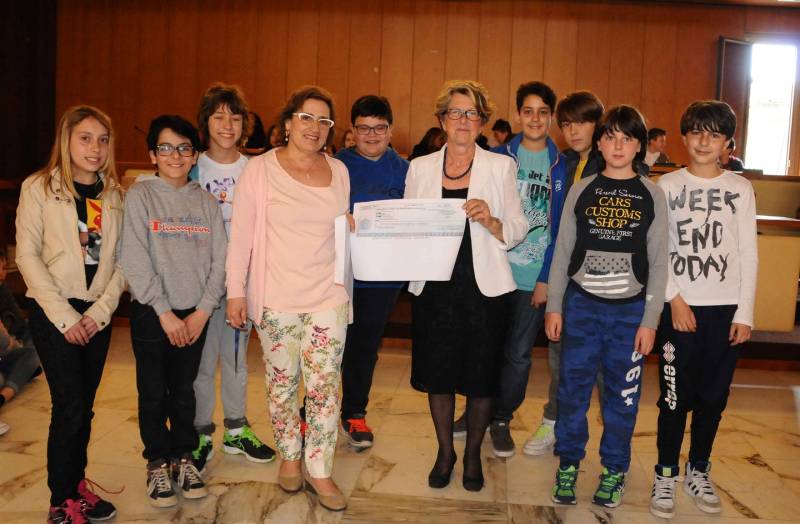 I ragazzi della Malaspina-Staffetti ricevono il premio dell'Aci Massa Carrara