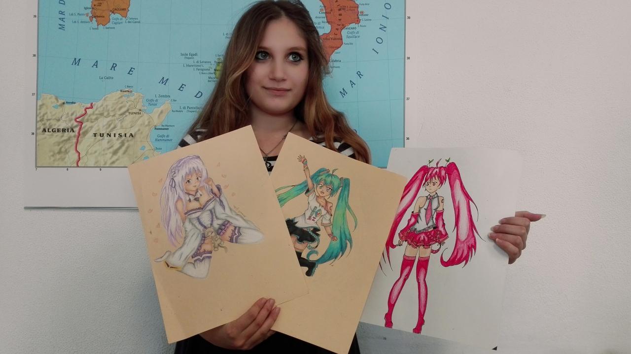 Giulia Bertuccelli con alcuni suoi disegni
