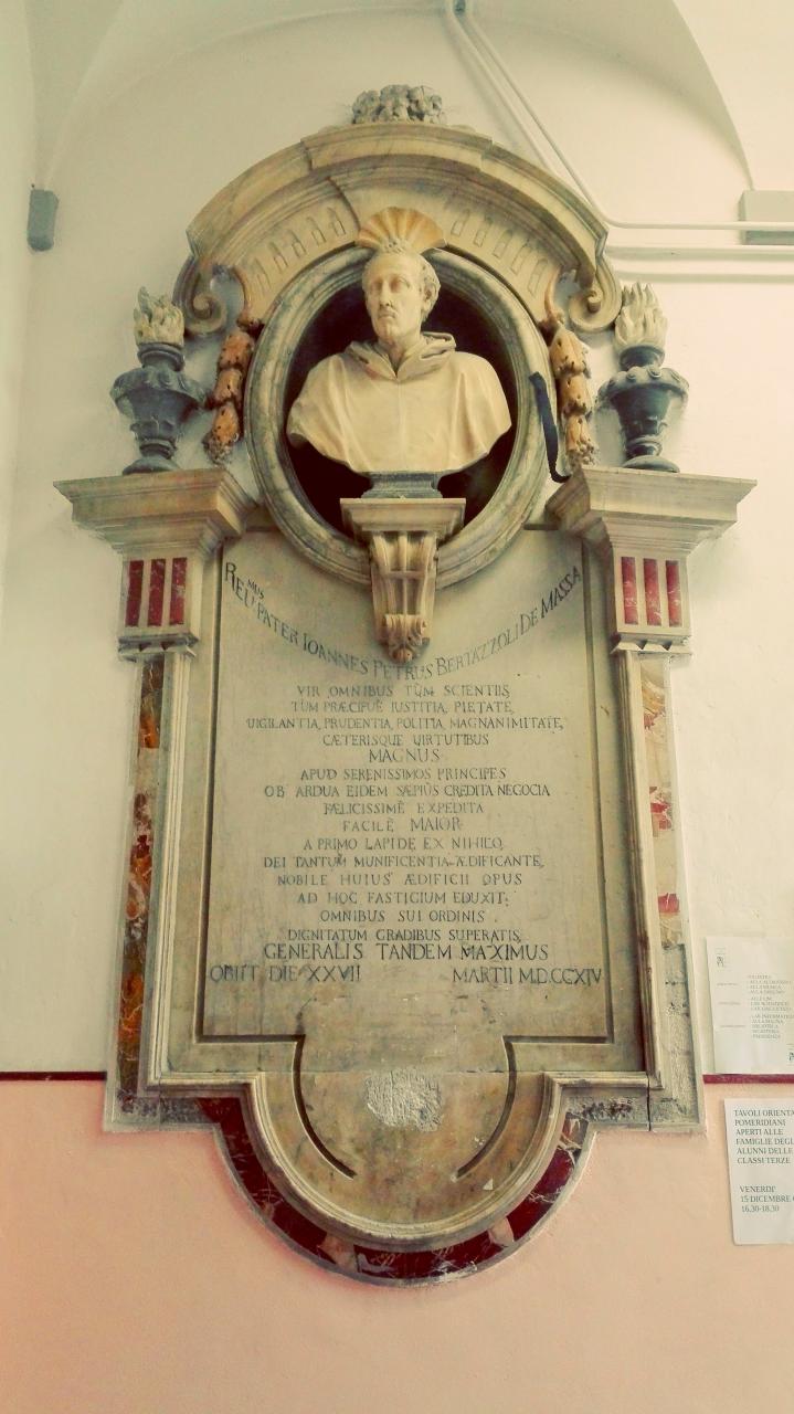 La lapide che ricorda padre Bertazzoli, al primo pianod dell'edificio