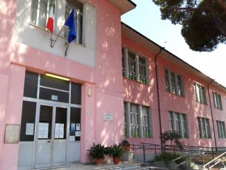 La scuola primaria "Giosuè Carducci" La scuola primaria "Giosuè Carducci"