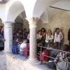 Nel chiostro dell'abbazia di San Fruttuoso, le professoresse Daniela Del Sarto e Lorenza Corsetti ascoltano la guida