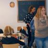 La professoressa Gabriella D'Onofrio nel laboratorio artistico-letterario