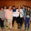 La rappresentaza del Laboratorio della nostra scuola e la professoressa Annamaria Biamino ricevono il premio speciale dell'Aci di Massa Carrara dalle mani del vicepresidente Mirca Pollina