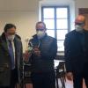 Il Sindaco di Massa Francesco Persiani con l'Assessore Marco Guidi e il professor Pierandrea Poma osservano un set Lego per l'educazione alla robotica