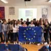 Luca Anghelè con i ragazzi e le ragazze della Malaspina