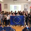 Luca Anghelè con i ragazzi e le ragazze della Malaspina
