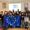 Luca Anghelè con i ragazzi e le ragazze della Malaspina