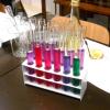 Esperimenti colorati nel laboratorio scientifico